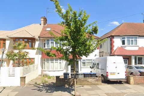 Studio to rent, Park Avenue North, Willesden Green, NW10