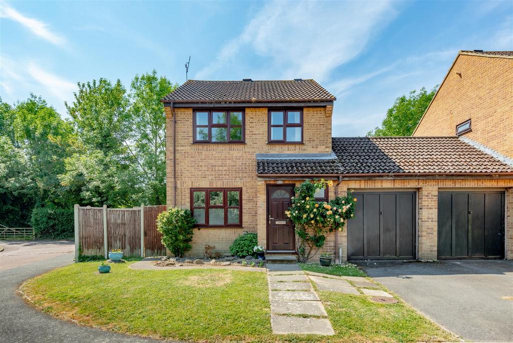Geary Close, Smallfield 3 bed detached house for sale £440,000