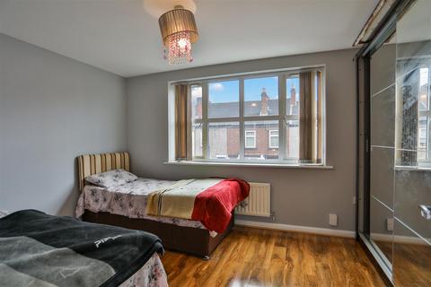 4 bedroom townhouse for sale - Shobnall Street, Burton-On-Trent