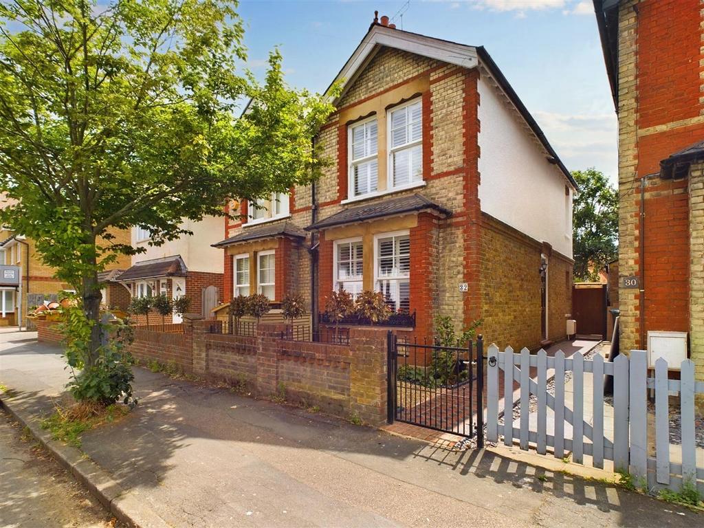 Felcott Road, Hersham, WaltonOnThames 2 bed semidetached house for