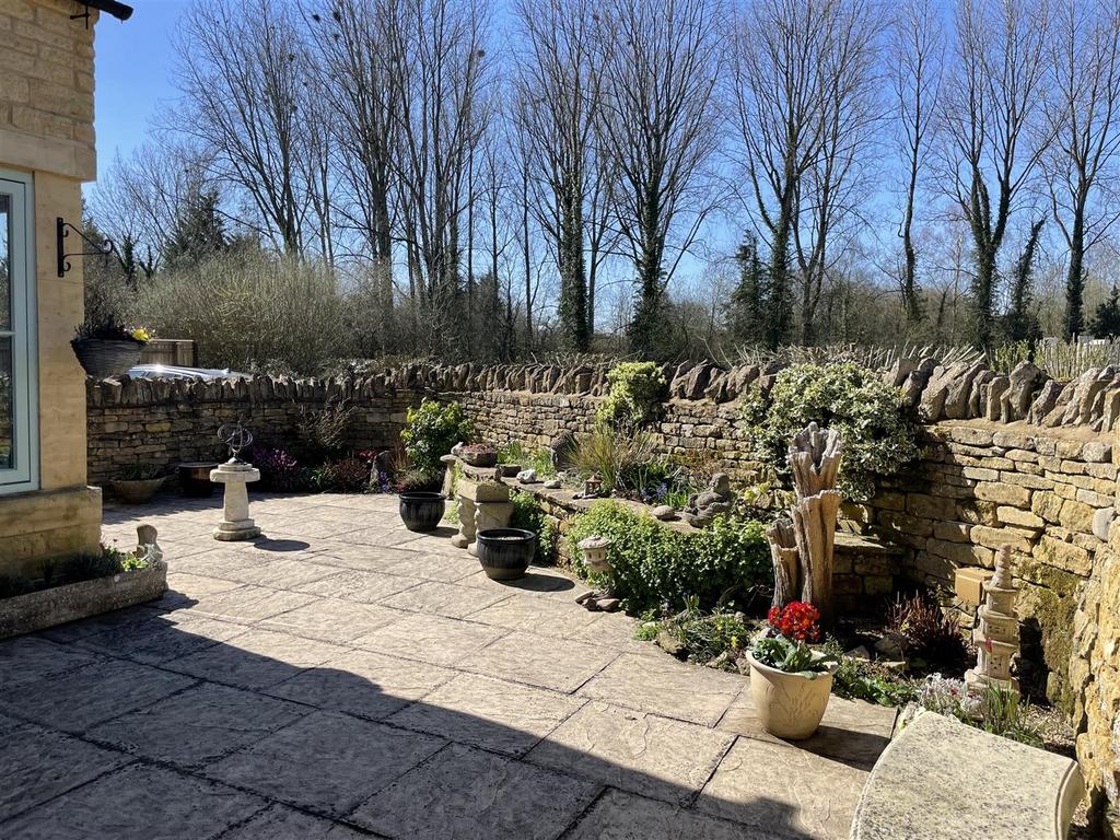 Side Garden leading to front.JPG