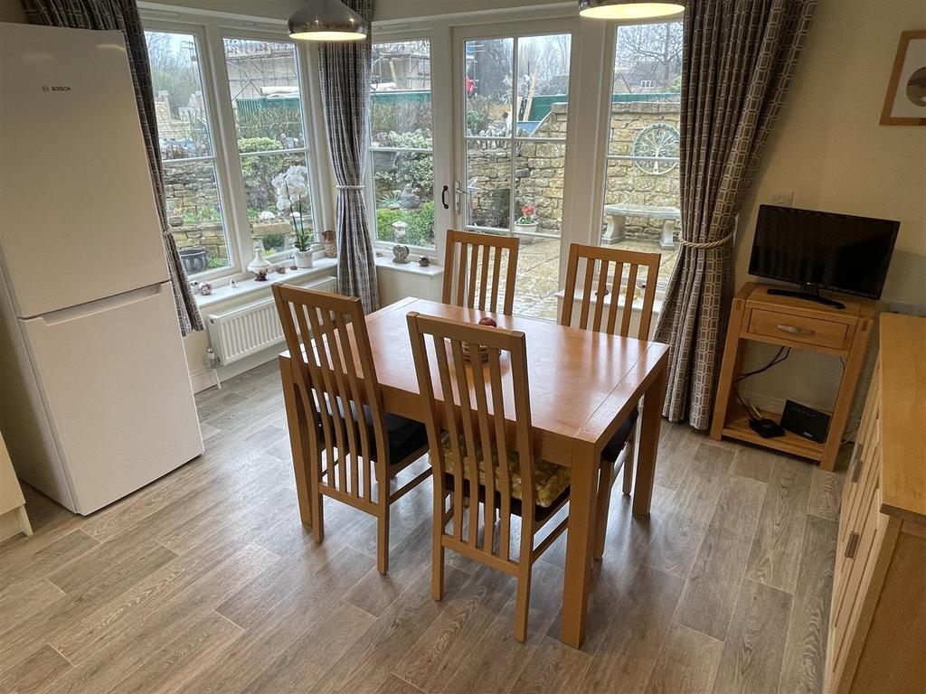 Dining Area.JPG