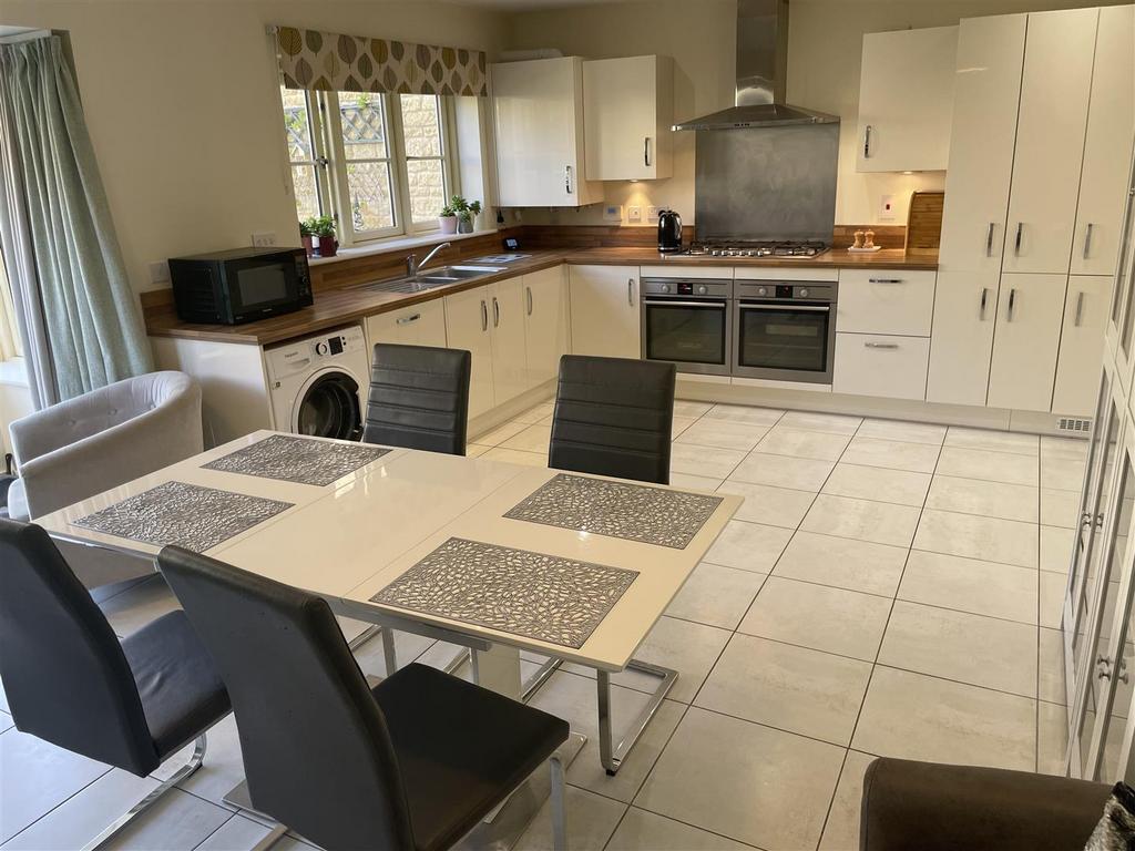 The Furrows, BourtonOnTheWater... 4 bed detached house £510,000