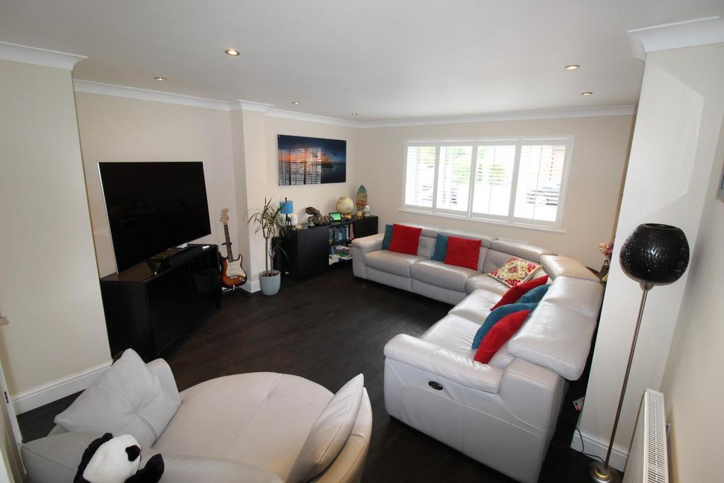 Laxton Gardens, Baldock 3 bed semidetached house £1,700 pcm (£392 pw)