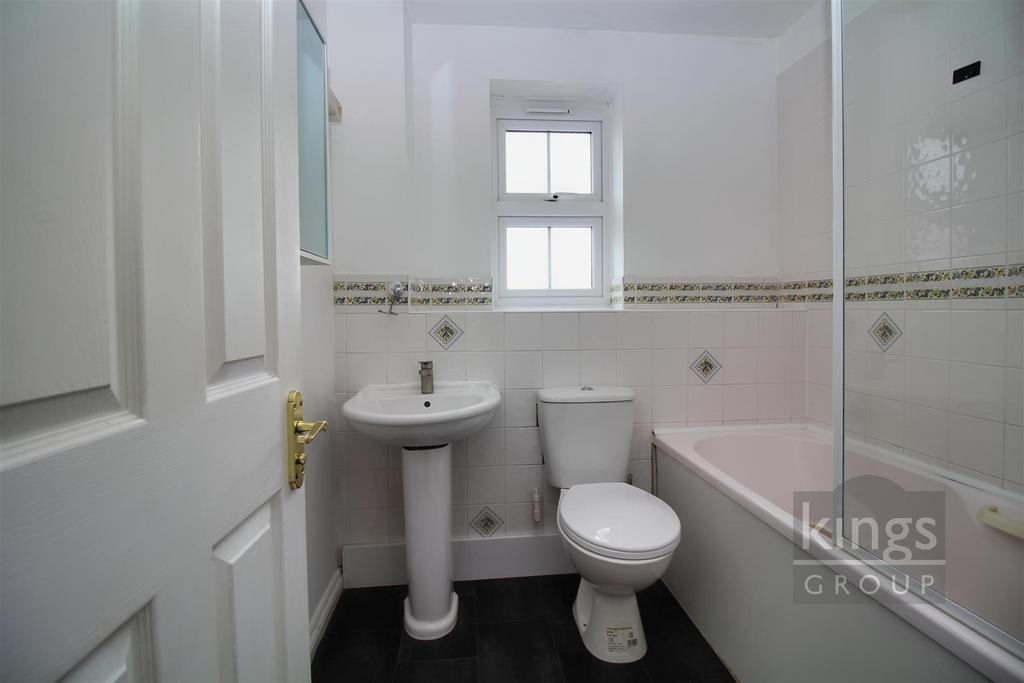 FAMILY BATHROOM 1.jpg
