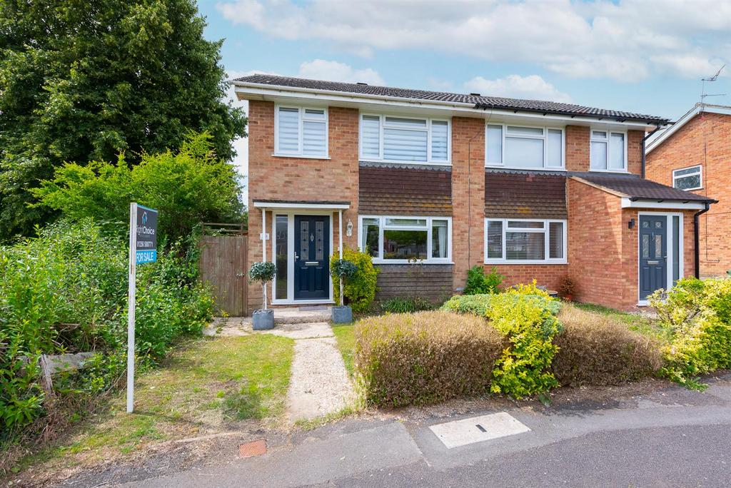 Britten Road, Basingstoke RG22 3 bed semidetached house £350,000