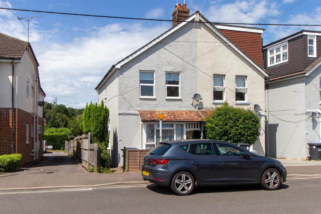 Gordon Road, Haywards Heath 3 bed semidetached house £1,750 pcm (£404 pw)