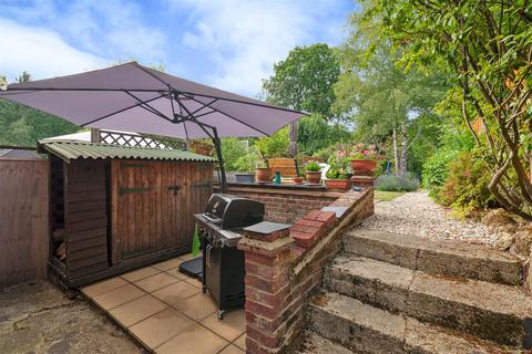 22 Critchmere Hill, Haslemere, GU27 1LS