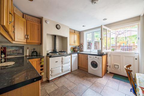 22 Critchmere Hill, Haslemere, GU27 1LS