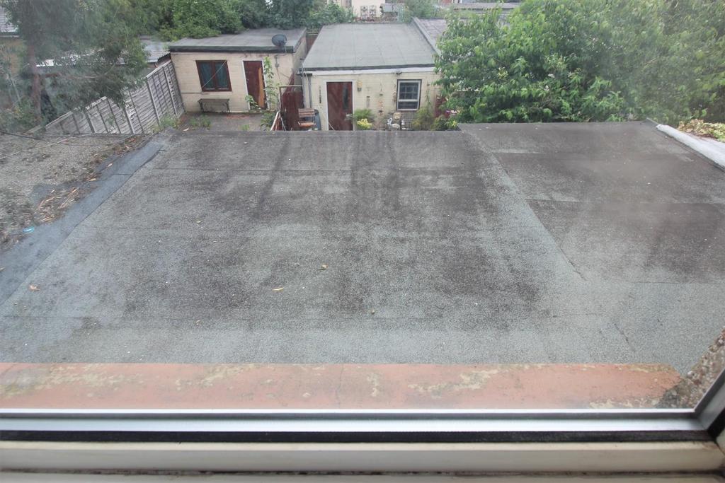 Detached Garage to Rear