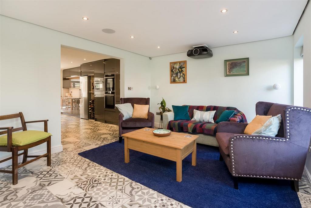 Railway Crescent, ShipstononStour 5 bed house for sale £400,000