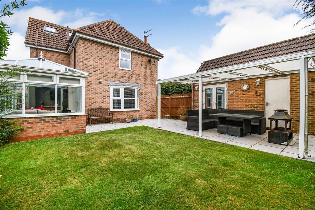 Thorn Fields, Thorngumbald, Hull 4 bed detached house for sale £300,000