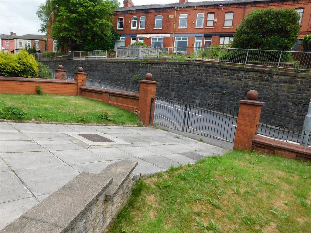 Berry Brow, Manchester 3 bed semidetached house for sale £190,000