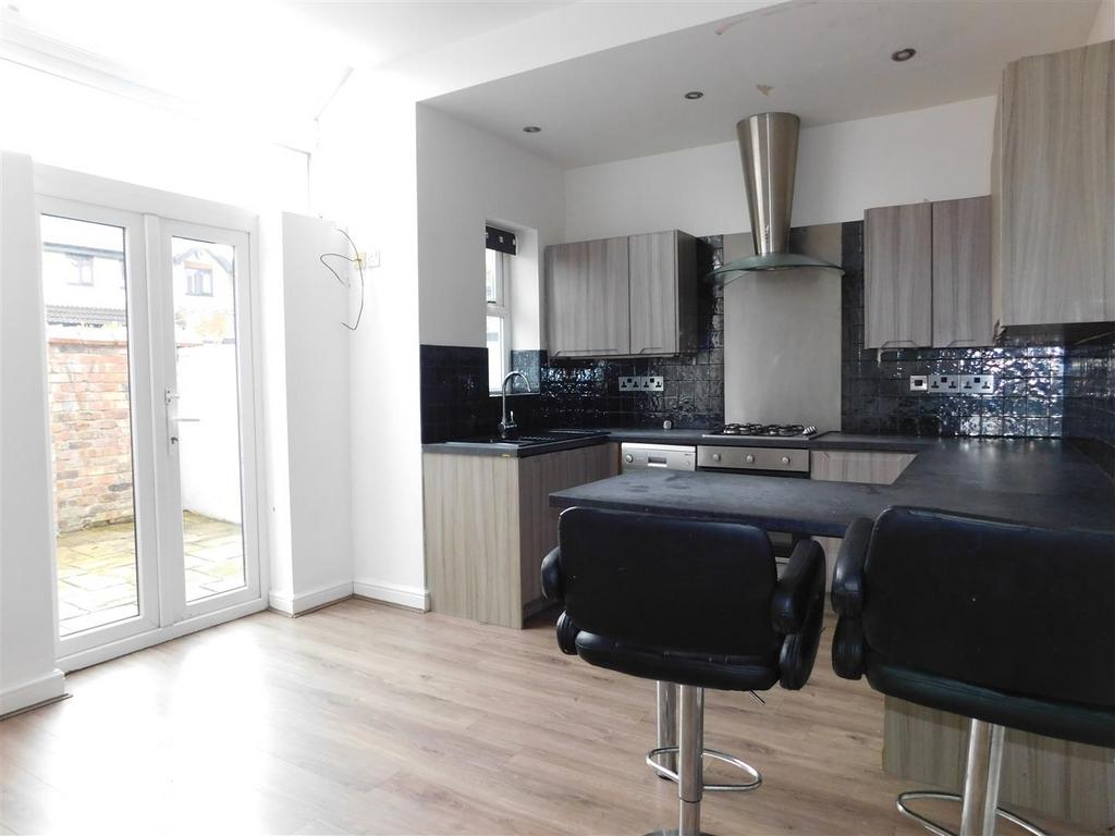 Ashton Road East, Failsworth, Manchester 3 bed terraced house £1,200