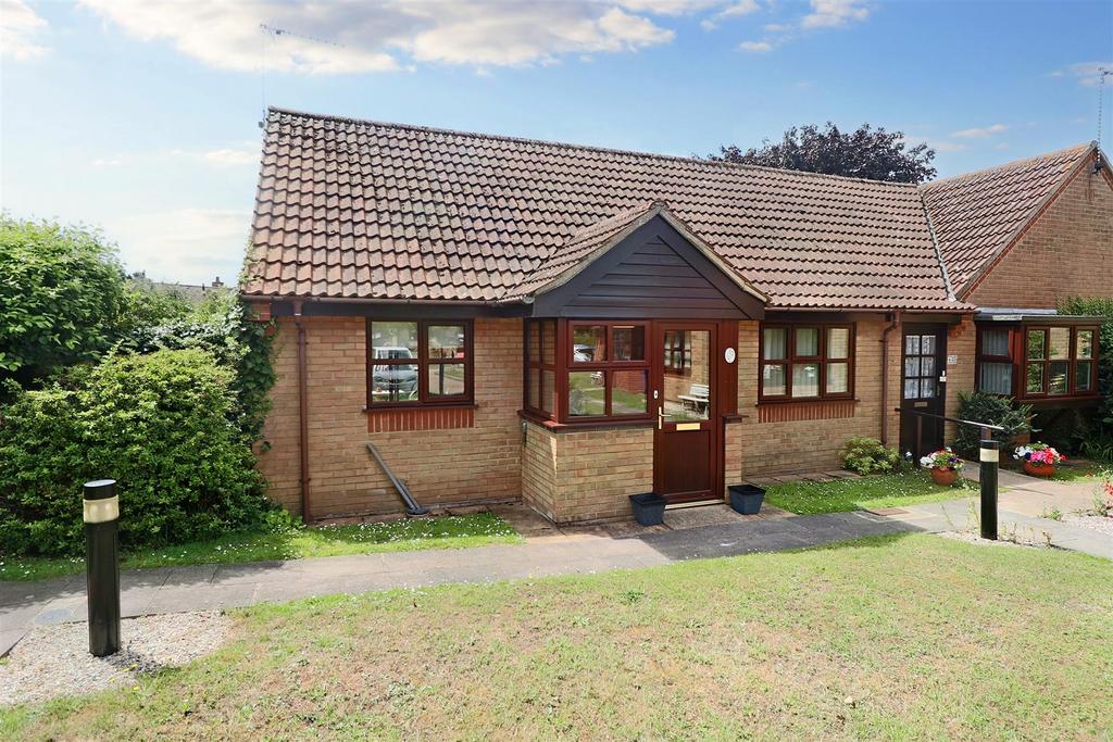 Marlborough Court, Lowestoft 2 bed semidetached bungalow for sale £