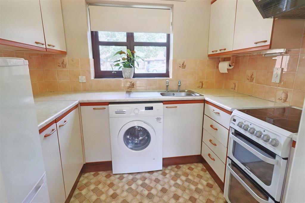 Marlborough Court, Lowestoft 2 bed semidetached bungalow for sale £