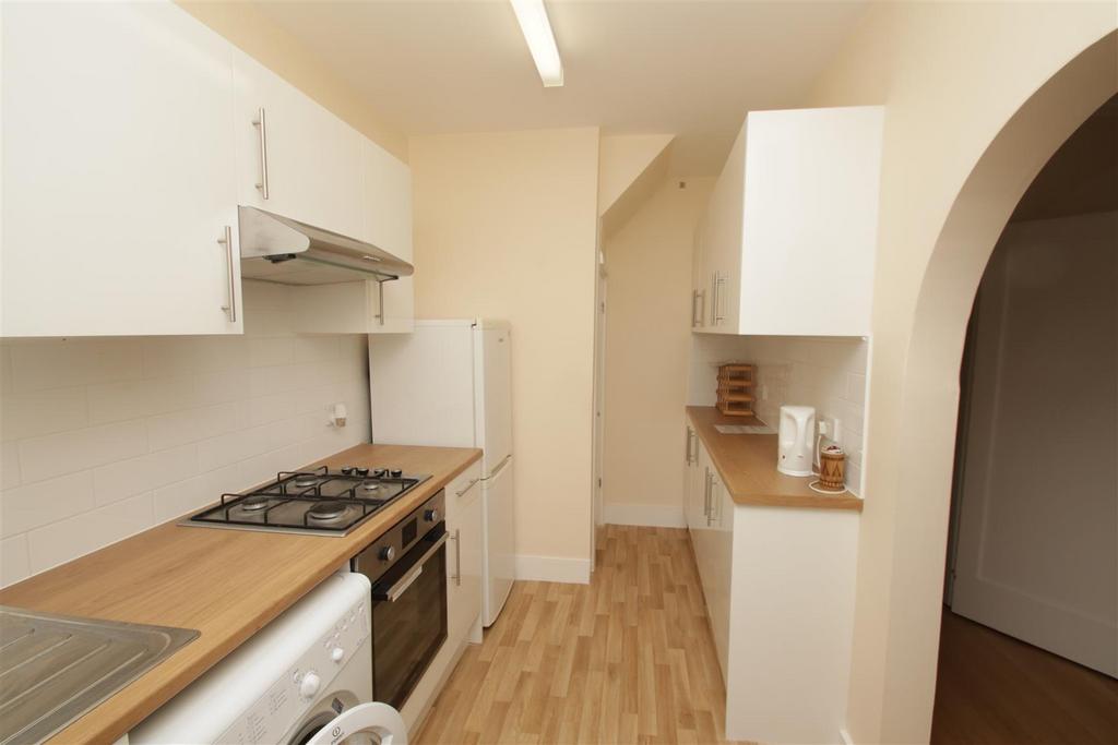 Petersfield Close, Edmonton N18 3 bed terraced house £2,100 pcm (£485 pw)