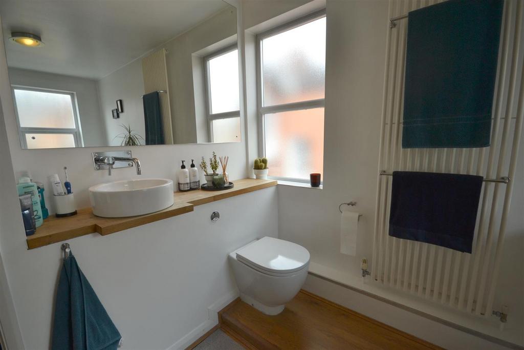 BOUTIQUE INSPIRED BATHROOM SUITE & SHOWER
