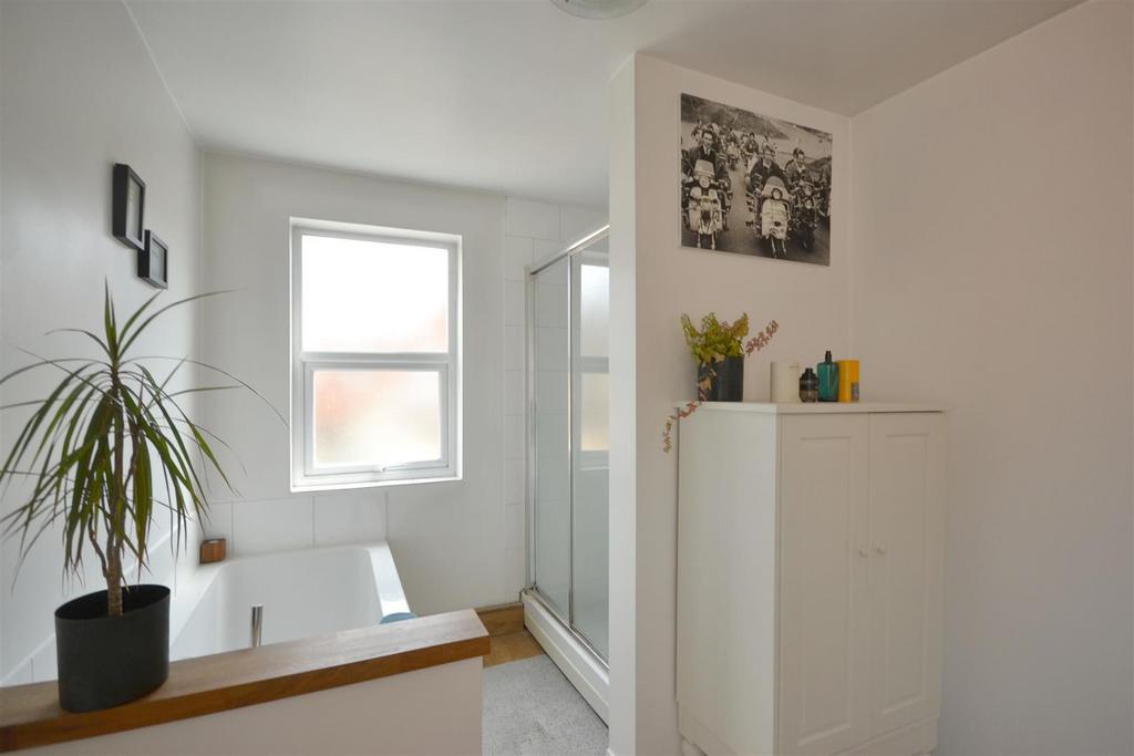 BATHROOM & SHOWER