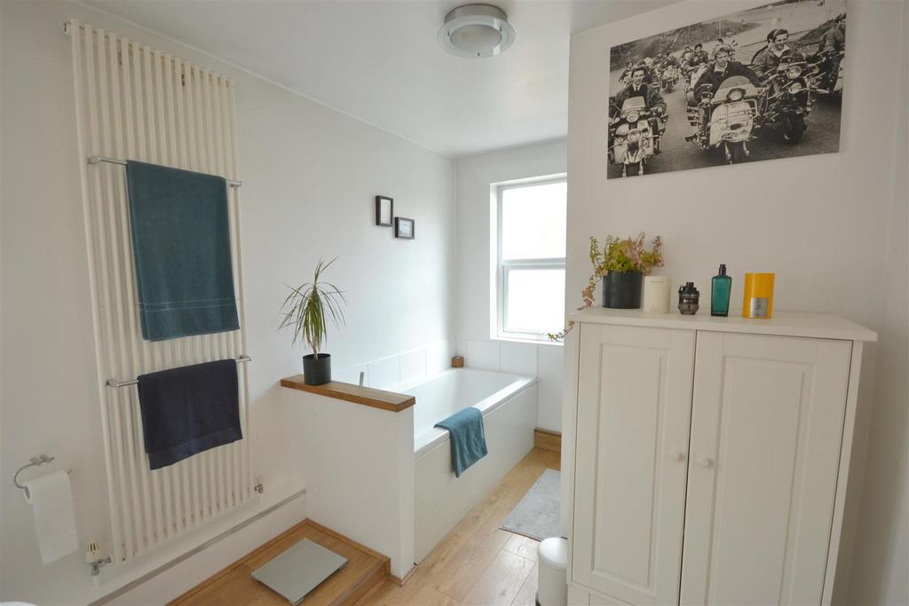 BATHROOM SUITE & SHOWER