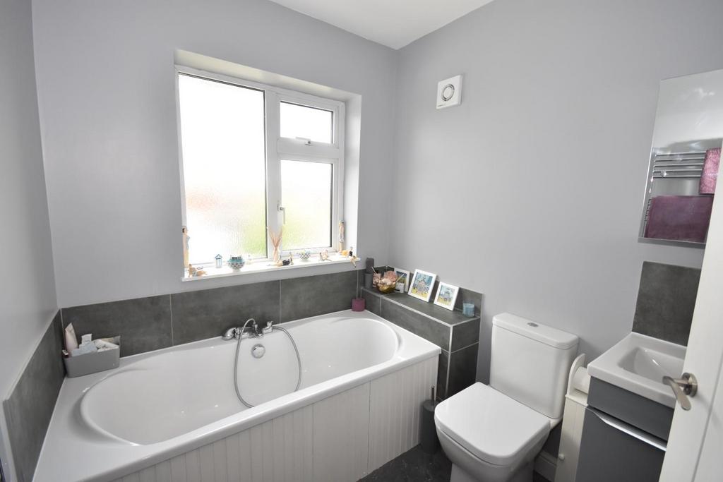 Bathroom 01.jpg