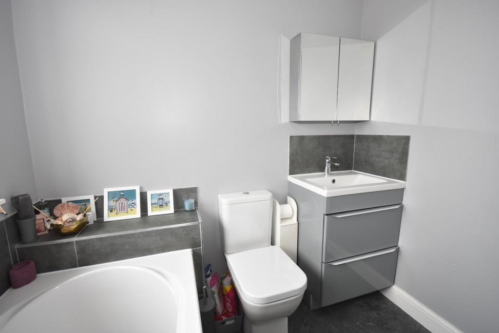 Bathroom 02.jpg