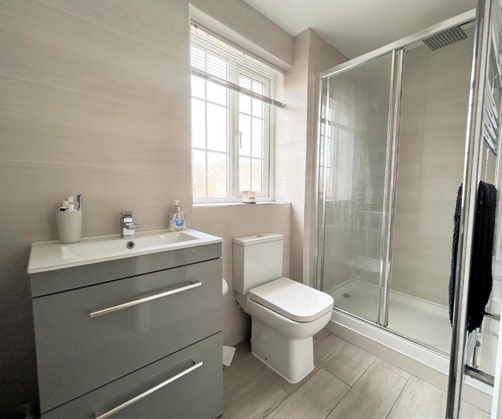 Master ensuite.JPG
