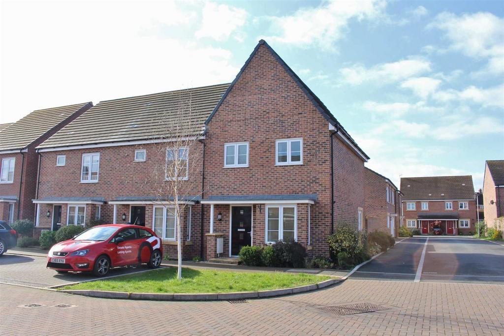 Mainsail Lane, Hempsted, Gloucester 3 bed end of terrace house £1,200
