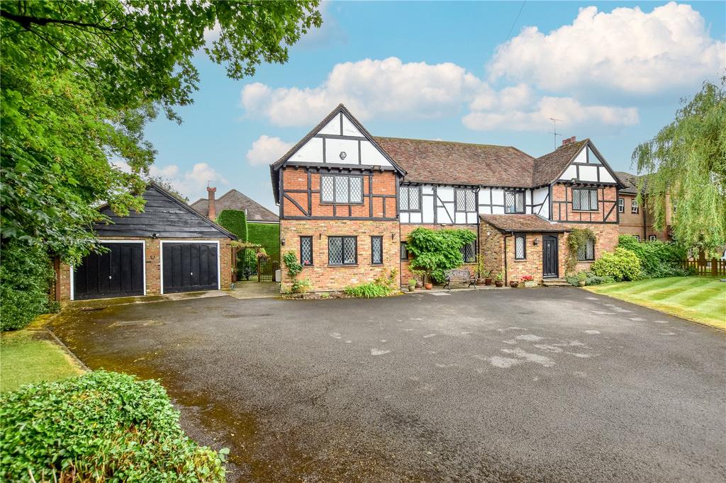 Green Lane, Bovingdon, Hertfordshire, HP3 6 bed detached house for sale