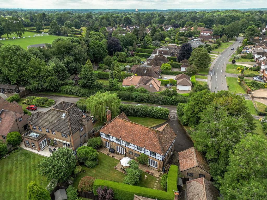 Green Lane, Bovingdon, Hertfordshire, HP3 6 bed detached house for sale