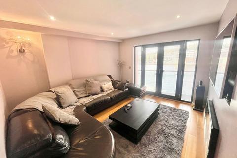 2 bedroom apartment to rent, South Quay