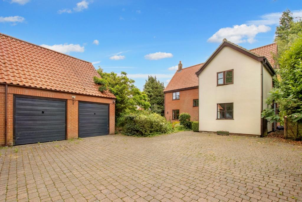 Church Lane, Mattishall 5 bed detached house £575,000