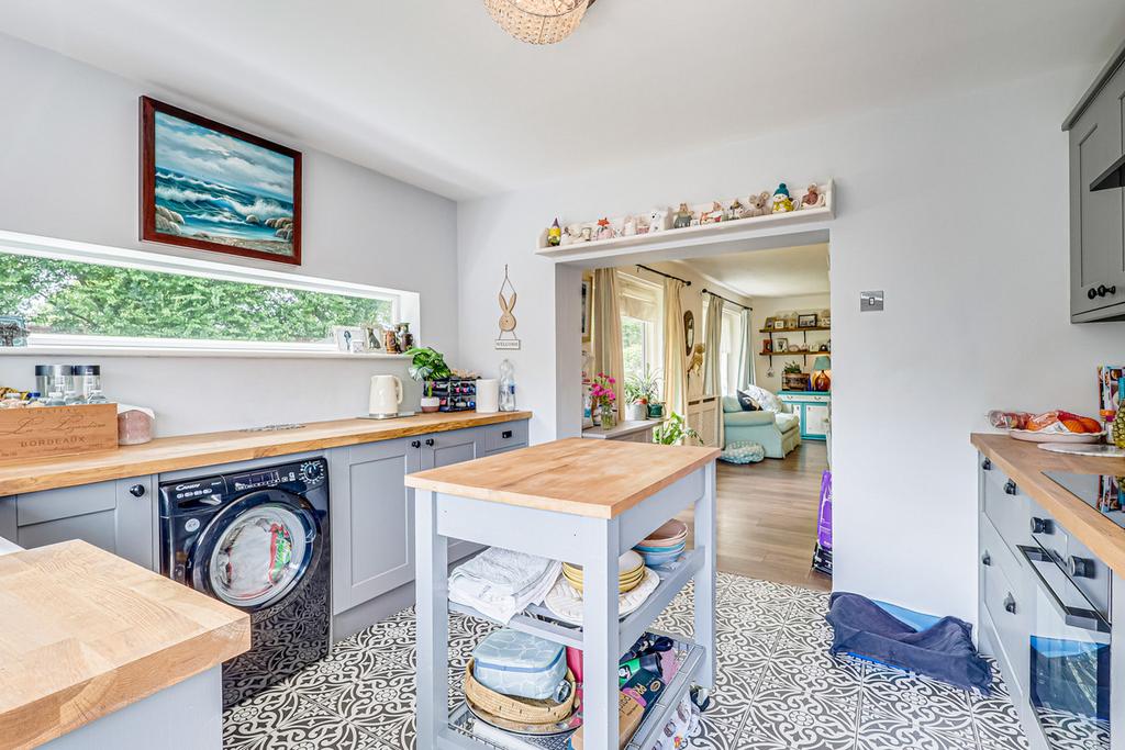 Wroxham Close, Leighonsea, SS9 2 bed semidetached bungalow for sale