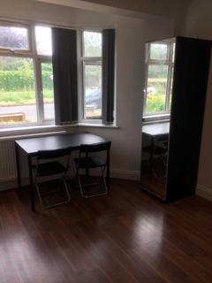 Studio to rent, Gunnersbury Avenue, London