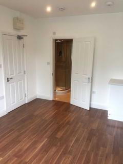 Studio to rent, Gunnersbury Avenue, London