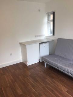 Studio to rent, Gunnersbury Avenue, London