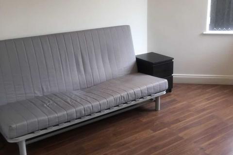 Studio to rent, Gunnersbury Avenue, London