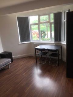 Studio to rent, Gunnersbury Avenue, London