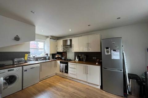 3 bedroom townhouse to rent, Peregrine Street, Hulme