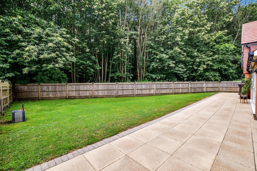 Woodland Gate Walk, Leybourne, West Malling, Kent 5 bed detached house