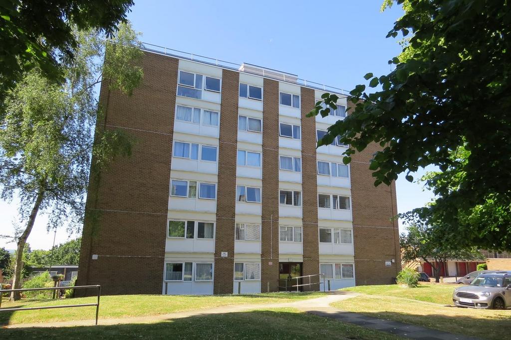Priory Crescent, Upper Norwood... 3 bed apartment £1,700 pcm (£392 pw)