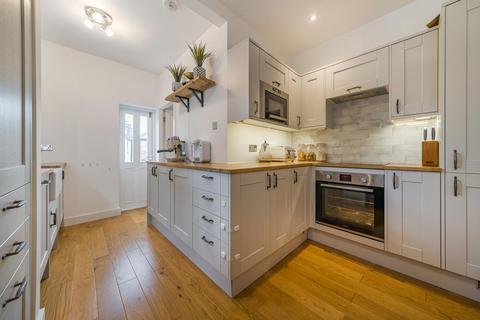 9a Fairlight Road, London, SW17 0JE