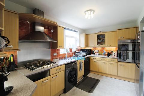 15 Reddington Drive, Slough, SL3 7QT