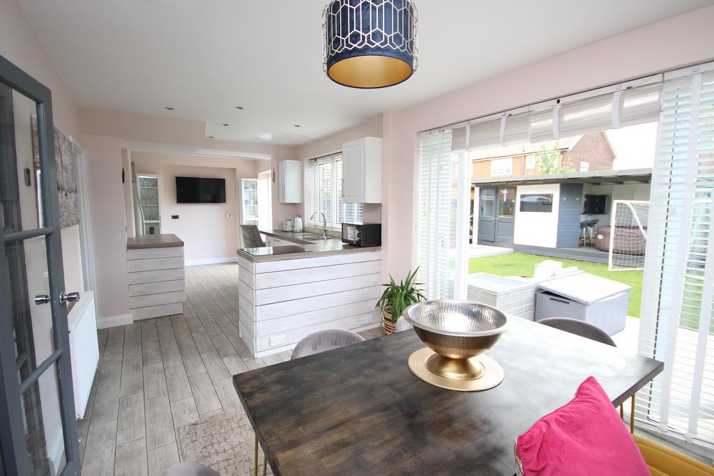 Willoughby Drive, Whitley Lodge, Whitley Bay, NE26 3DY 4 bed semi