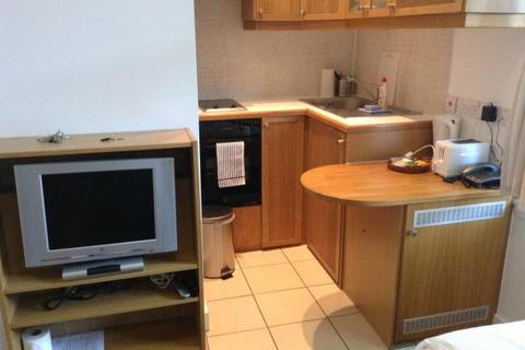 Studio to rent, Fulham Palace Road, Hammersmith, London, W6