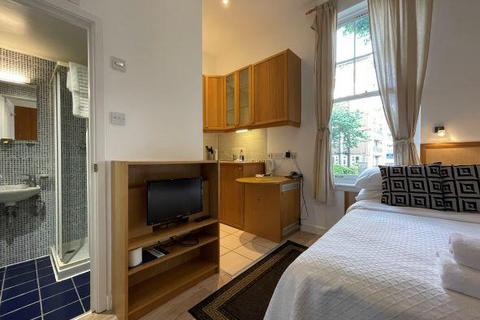 Studio to rent, Fulham Palace Road, Hammersmith, London, W6