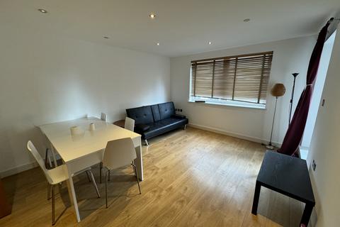 2 bedroom flat to rent, Sail Court, E14