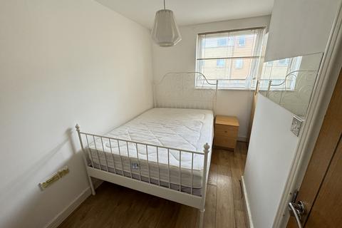 2 bedroom flat to rent, Sail Court, E14