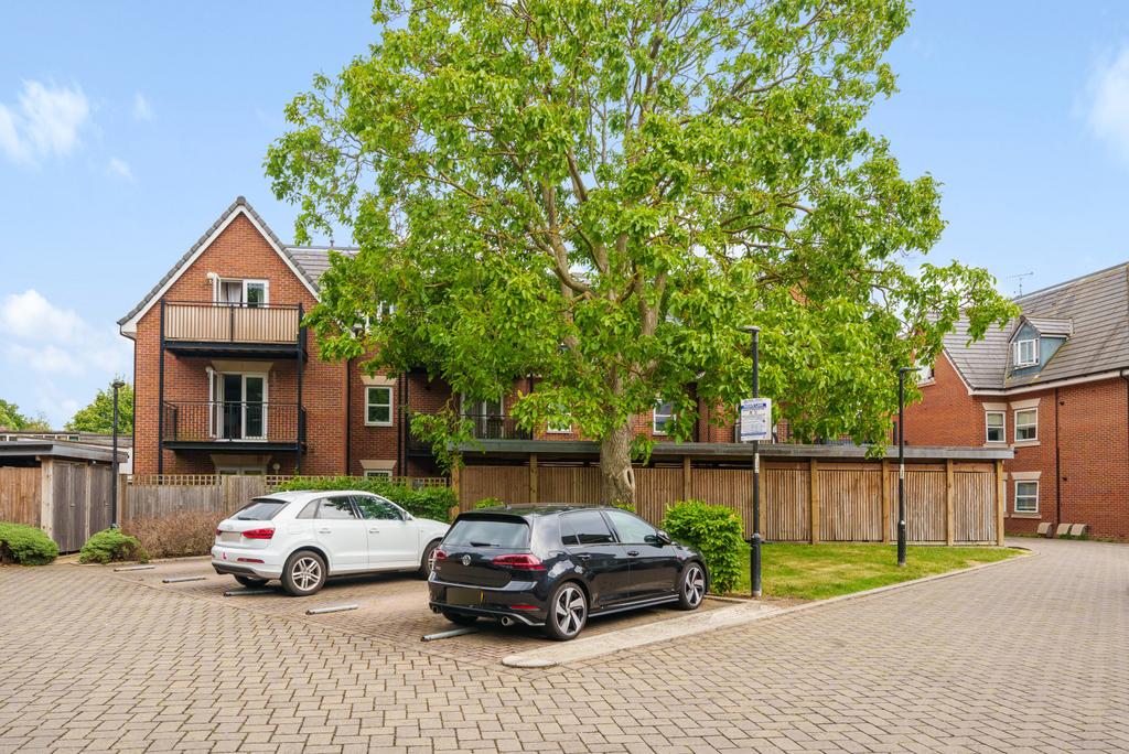 Molesey Road, Hersham, WaltonOnThames, KT12 1 bed apartment for sale