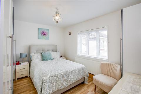 4 Acorn Gardens, London, W3 6UH
